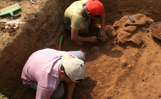 Imagem ilustrativa de arqueólogos em Boteshwar. (Foto: Wikimedia Commons/Shehab)