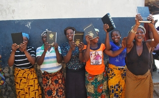 Mulheres nigerianas celebram a chegada da Bíblia. (Foto: Bible Society of Nigeria)