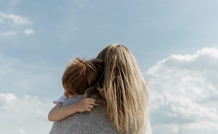 As mães são vistas como impulsionadoras da formação da fé. (Foto: Unsplash/Bethany Beck)