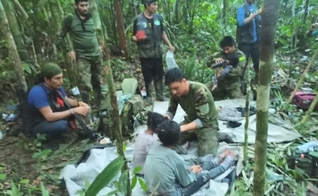Imagem do resgate das crianças na selva. (Foto: Reprodução/YouTube/Band Jornalismo)