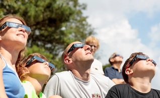 Pessoas observando eclipse solar. (Foto representativa: Rawpixel)