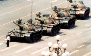 Desconhecido enfrentou uma fileira de tanques durante protestos contra o comunismo na China, em 1988. (Foto: The Guardian)