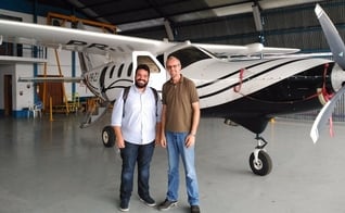 Dr. Edmilson Almeida (ANAJURE) e o Missionário Márcio Rempel, no hangar da agência missionária Missão do Céu (MDC), em Manaus/AM - Imprensa ANAJURE.