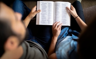 Casal lendo a Bíblia. (Foto: Cassidy Rowell/Unsplash)