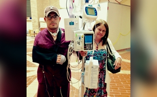 John Arroyo e sua esposa Angel, enquanto ele estava se recuperando no hospital. (Foto: Reprodução / AG News)