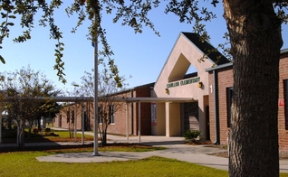 Criança é proibida de orar na escola e pais protestam contra perseguição religiosa