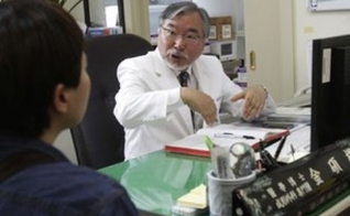 "Decidi desafiar a vontade de Deus", diz cirurgião plástico sobre operações de mudança de sexo