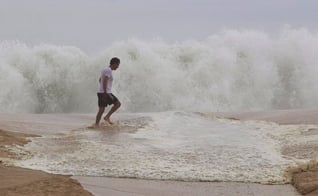 Frente fria deixou mar agitado em Copacabana, na Zona Sul do Rio