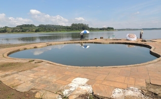 Piscina de antiga propriedade foi revelada com o baixo nível da represa e se tornou um ponto diferente para a pescaria 