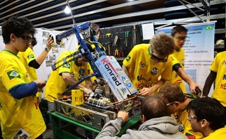 Formada por estudantes de ensino médio do Rio Grande do Sul, equipe brasileira Under Control, disputa torneio de robótica nos EUA