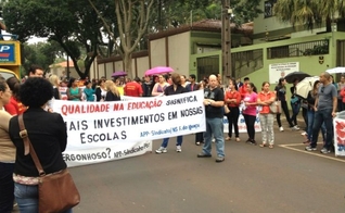 Professores, funcionários e alunos da rede estadual se concentraram em frente ao Núcleo Regional de Educação em Foz do Iguaçu