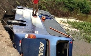 Ônibus transportava 49 passageiros, quando caiu no rio, na altura de Casimiro de Abreu 