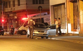 PM isola área onde ocorreu assalto que terminou na morte de suspeito e de policial de folga em Itaquera, Zona Leste de São Paulo