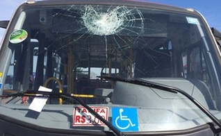 Ônibus depredado em garagem no Rio de Janeiro