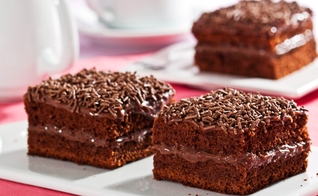 Bolo de brigadeiro e Coca-cola