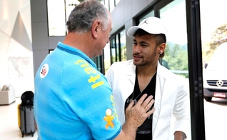 Com boné da marca de Michael Jordan, Neymar ganha o abraço de Felipão