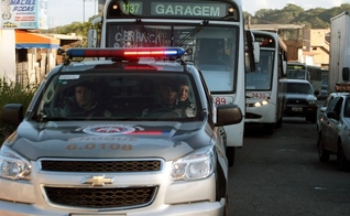 Polícia Militar escolta saída de ônibus de garagem em Salvador