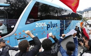 Manifestantes protestam contra a Copa do Mundo na passagem do ônibus com a seleção brasileira na Granja Comary, em Teresópolis 