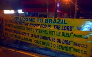 Com frases de apoio, evangélicos recepcionam seleção da Austrália em Vila Velha (ES)