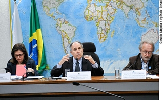 "É uma questão moral", disse Cristovam Buarque sobre legalização da maconha