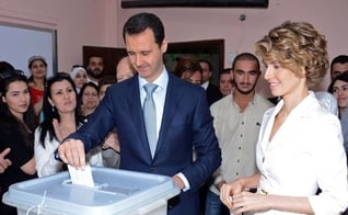 O chefe de Estado sírio, Bashar al-Assad, vota nesta terça-feira (3) com a esposa Asma no centro de Damasco durante as eleições presidenciais sírias 