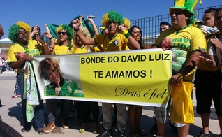 Com "Deus é fiel" escrito em faixa, grupo homenageia David Luiz