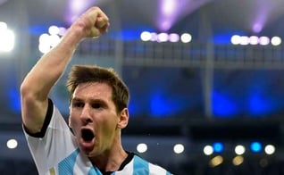 Messi carrega pelo meio, dribla Bicakcic e chuta forte dá entrada da área, marcando o segundo gol da Argentina