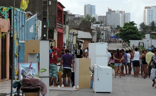 Chuva abre cratera e casas correm risco de desmoronamento no bairro de Mãe Luíza, na Zona Leste de Natal 