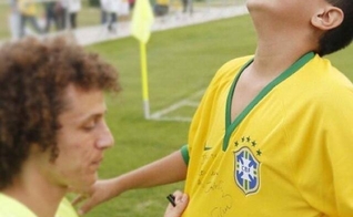 Garoto invade treino da Seleção e David Luiz retribui carinho: "Agradeço a Deus"