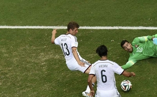 Müller marca três dos quatro gols da Alemanha contra Portugal e se torna sério candidato à artilharia da Copa do Mundo de 2014