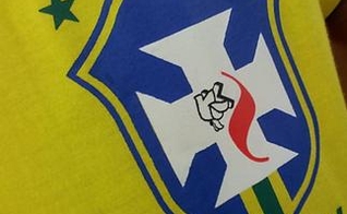 Adotando brasão semelhante ao da CBF, igreja surpreende turistas no Itaquerão