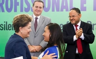 Dilma Rousseff cumprimenta Cárita Cristiane Nepomuceno Almeida, técnica em edificação formada pelo Senai, durante cerimônia de lançamento da segunda etapa do Pronatec