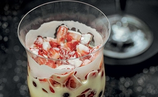 Zambaione com morangos e uvas