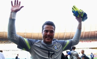 Julio César se emocionou na partida contra o Chile e pegou dois pênaltis