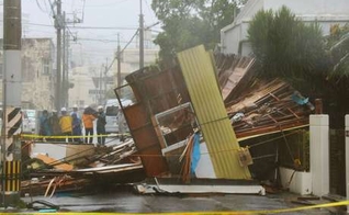 Uma casa de madeira em Naha, Okinawa, desabou devido aos fortes ventos causados pelo tufão Neoguri, em 08 de julho