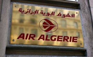 Logotipo da Air Algerie é visto no escritório da empresa em Paris nesta quarta-feira (24), após um voo da companhia desaparecer na África