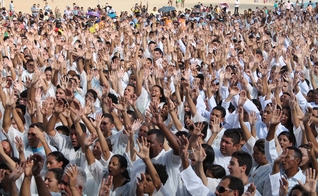 Confira as fotos do Grande Batismo, realizado pela Assembleia de Deus, na Praia de Iracema