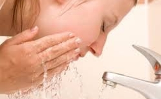 Fronha do travesseiro causa marcas no rosto