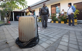 Foto desta terça-feira (12) mostra mala onde foi encontrado o corpo de uma americana junto a um hotel de luxo na ilha de Bali, na Indonésia