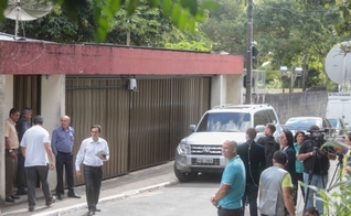 Casa da família de Eduardo Campos, no bairro Dois Irmãos, em Recife: visita de amigos e familiares e presença constante da imprensa na porta