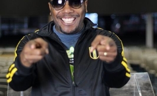 Junior Neguebe prepara lançamento do clipe da canção "Glorioso"