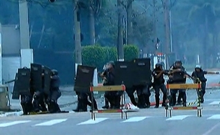 Policiais usam escudos e bombas de gás contra manifestantes na USP 