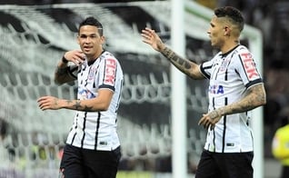 Luciano comemora um de seus três gols na vitória sobre o Goiás