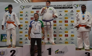Guilherme da Luz (à direita) foi bronze no Campeonato Brasileiro Sub-15 