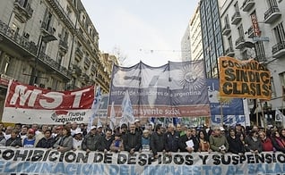 Manifestantes durante marcha realizada nesta quarta-feira (27). Grupo deixou a Praça de Maio rumo ao congresso do país