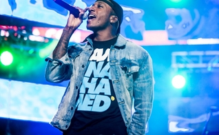 "Não me baseio em rotinas e rituais", diz o rapper Lecrae sobre sua fé