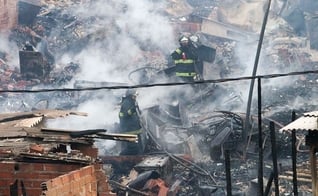 Bombeiros combatem chamas após incêndio em favela na Zona Sul