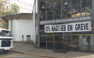 Faixa da greve é colocada na entrada do Instituto de Estudos Brasileiros (IEB); professores, funcionários e estudantes da USP estão em greve desde 27 de maio