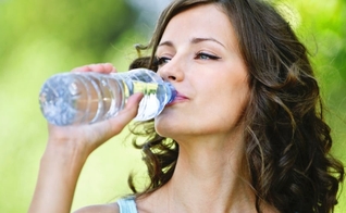 Na correria do dia a dia você anda esquecendo de beber água? Veja algumas dicas para você retomar o hábito. (Foto: Reprodução)