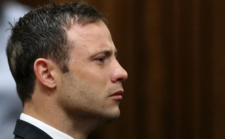Pistorius ouve a sentença proferida pela juíza Thokozile Masipa